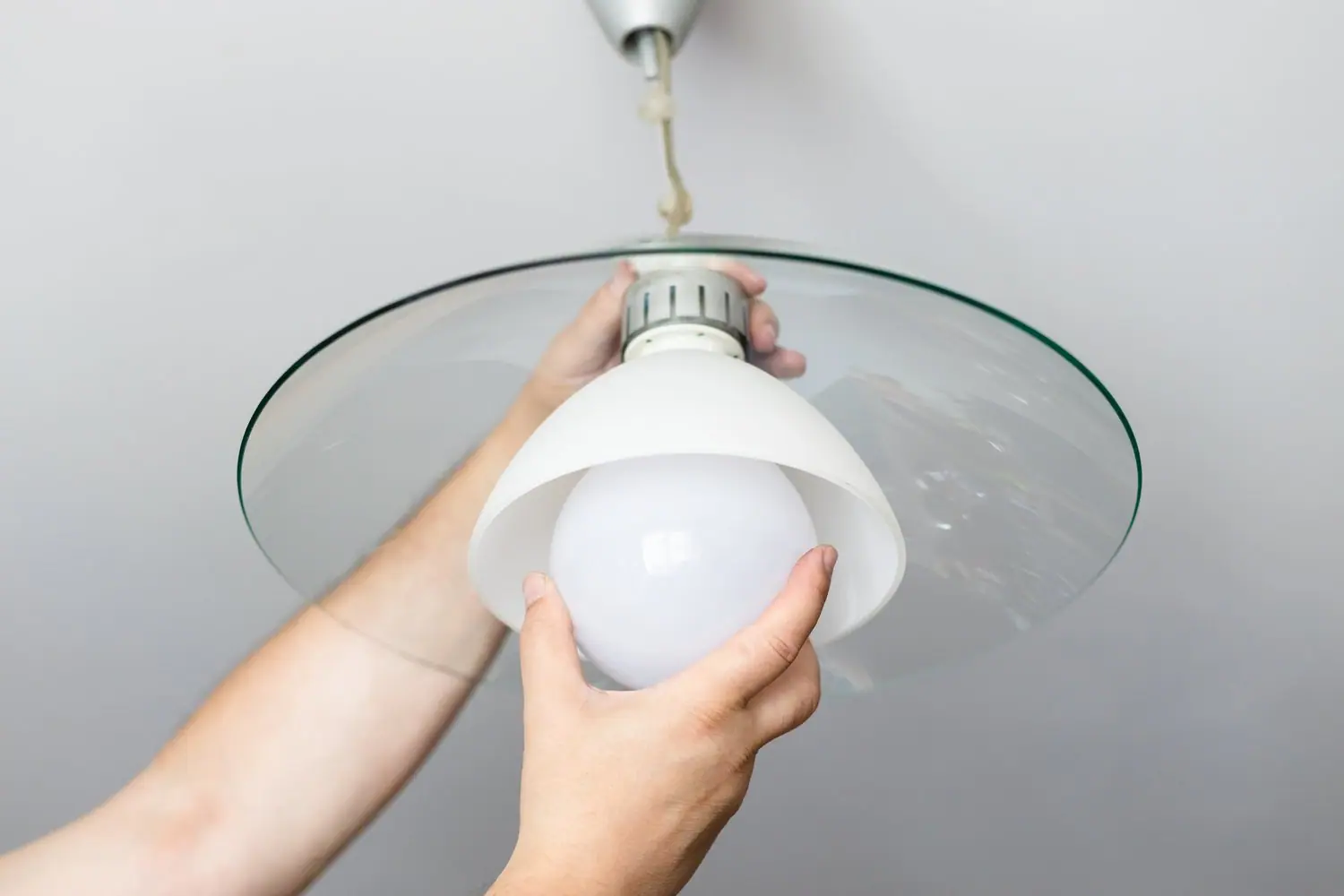 Jak wymienić żarówkę w oprażach typu downlight - bezpieczeństwo przede wszystkim